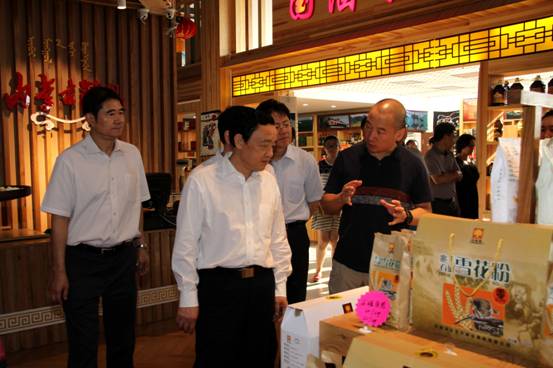 農(nóng)業(yè)部副部長(zhǎng)屈冬玉參觀(guān)考察全國(guó)農(nóng)業(yè)優(yōu)質(zhì)農(nóng)產(chǎn)品精品館-內(nèi)蒙古精品館