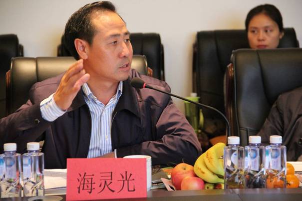 海南省內(nèi)蒙古商會(huì)會(huì)長、內(nèi)蒙古農(nóng)牧業(yè)產(chǎn)業(yè)化龍頭企業(yè)協(xié)會(huì)海南辦事處主任海靈光介紹對(duì)接情況.JPG
